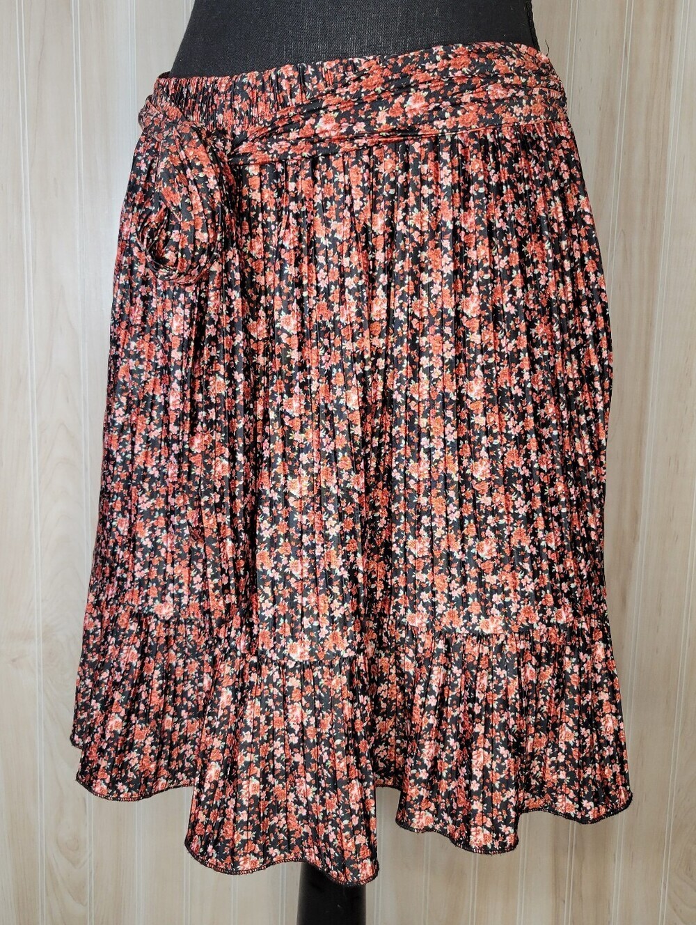 Zara Red & Black Floral Pleated Skirt Sz Lg